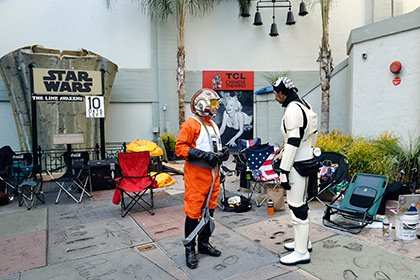 Фанаты «Звездных войн» уже собирают очереди у кинотеатров Фанаты «Звездных войн» уже собирают очереди у кинотеатров