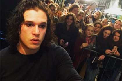 Джон Сноу без бороды шокировал поклонников Джон Сноу без бороды шокировал поклонников