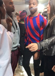 Звезды «Черной Пантеры» Майкл Б. Джордан и Лупитой Нионго поспорили на отжимания Звезды «Черной Пантеры» Майкл Б. Джордан и Лупитой Нионго поспорили на отжимания